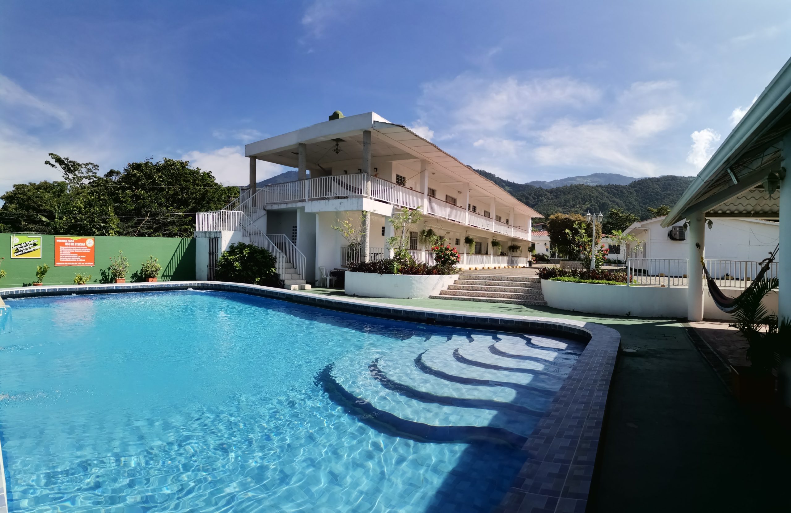 HOTEL Y PISCINA